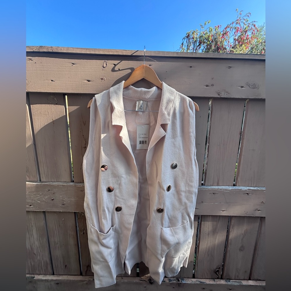 🎉NWT🎉 Sioni Sleeveless Double-Breasted Vest in Light Neutral